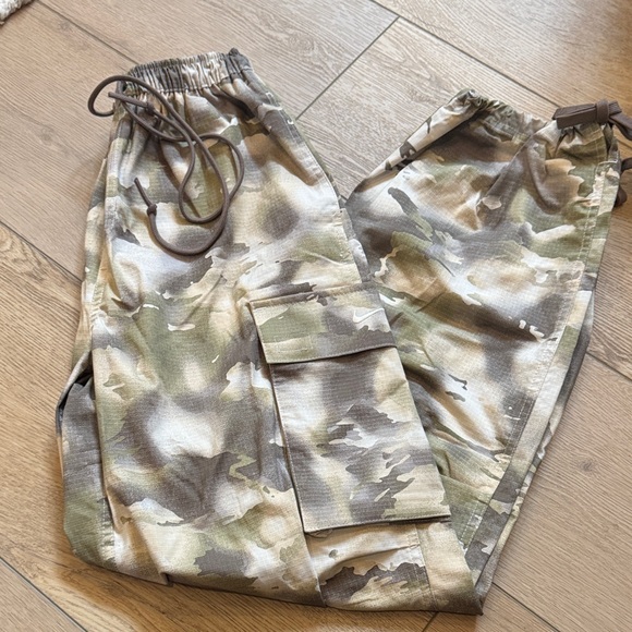 Camouflage Cargo Pants. Nike. NWT. - Picture 1 of 5